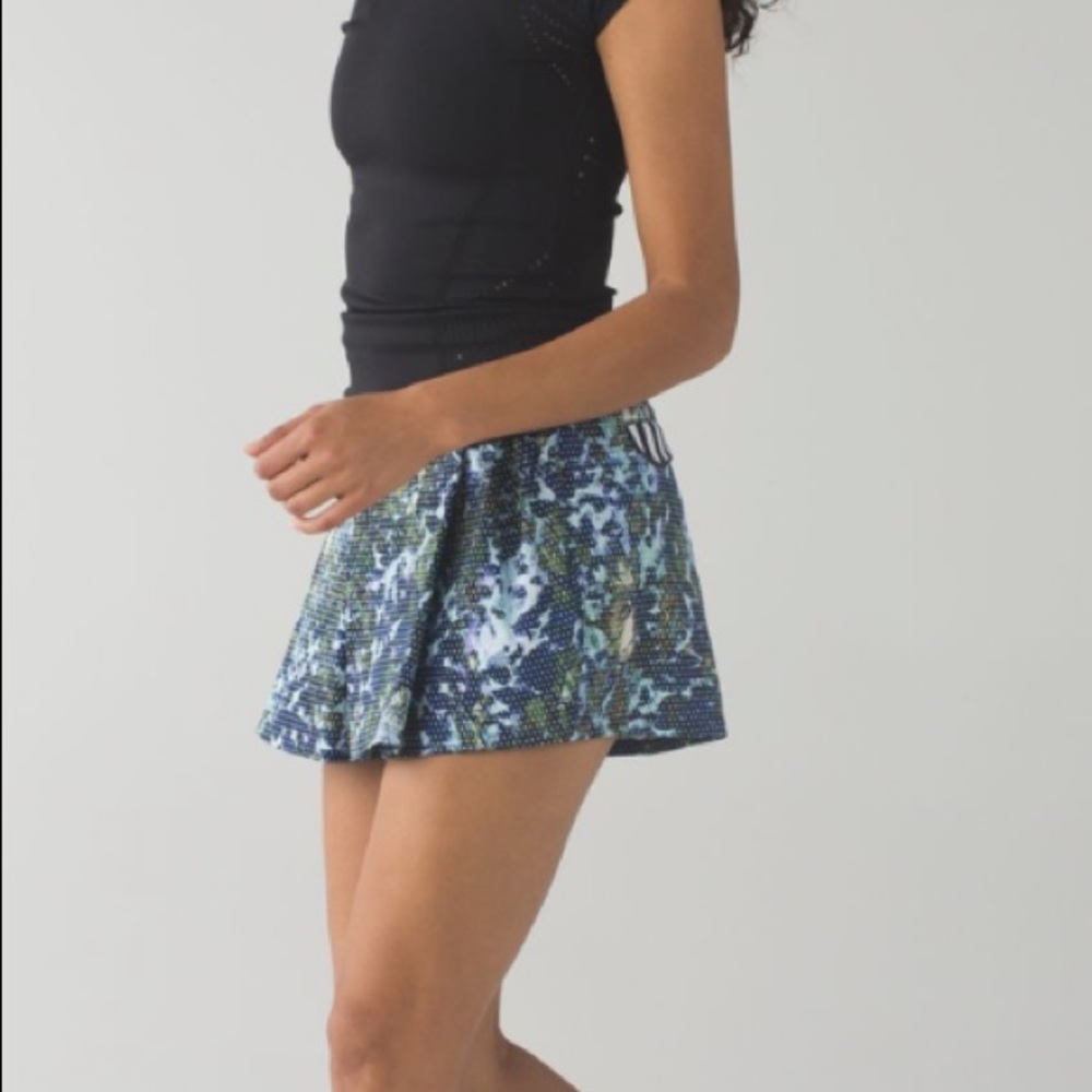 Lululemon City Skort Floral Sport Narrow Bold Stripe Vertical White Black